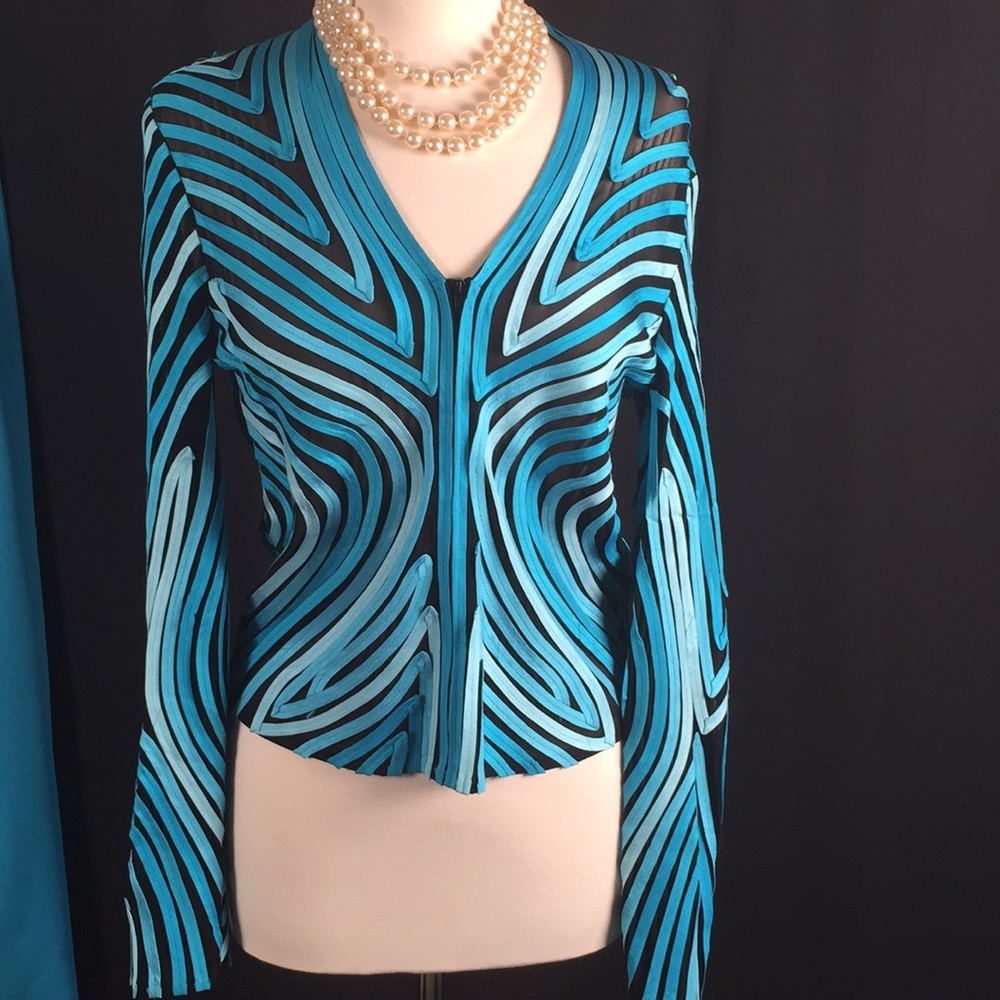 Women’s Top Can be worn as a Blouse or a jacket